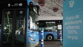 Los autobuses eléctricos recargan sus baterías en el centro de Carabanchel de la EMT.