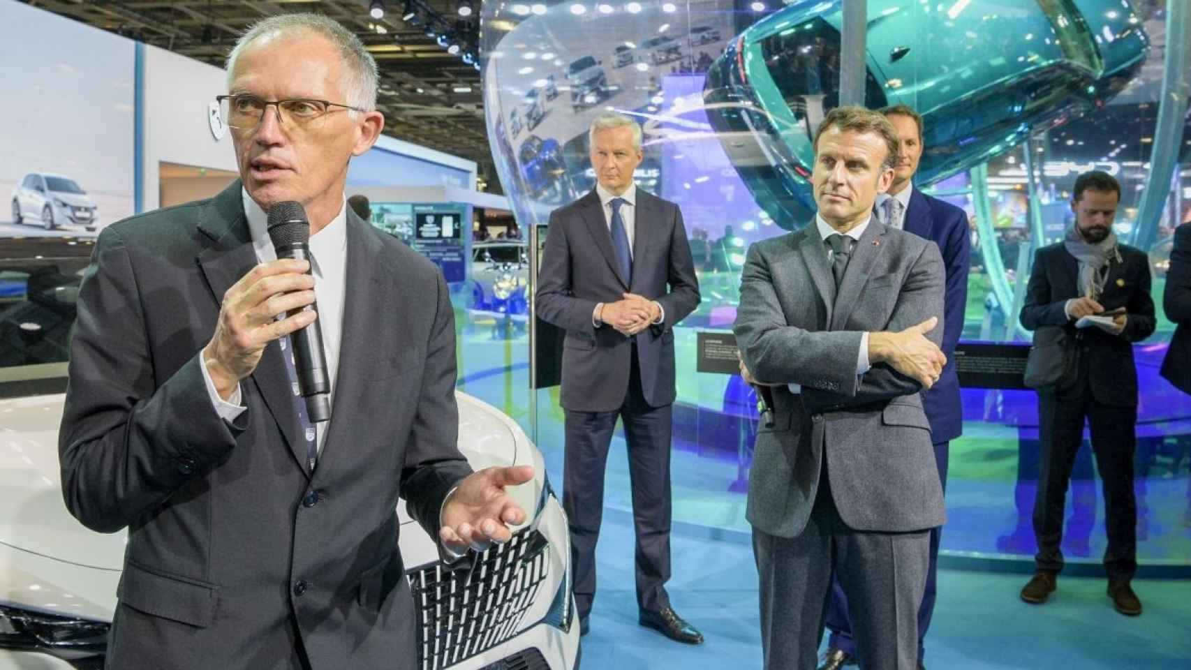 Carlos Tavares, CEO de Stellantis, y el presidente francés, Emmanuel Macron presidente de Francia, en el Salón de París de 2022.