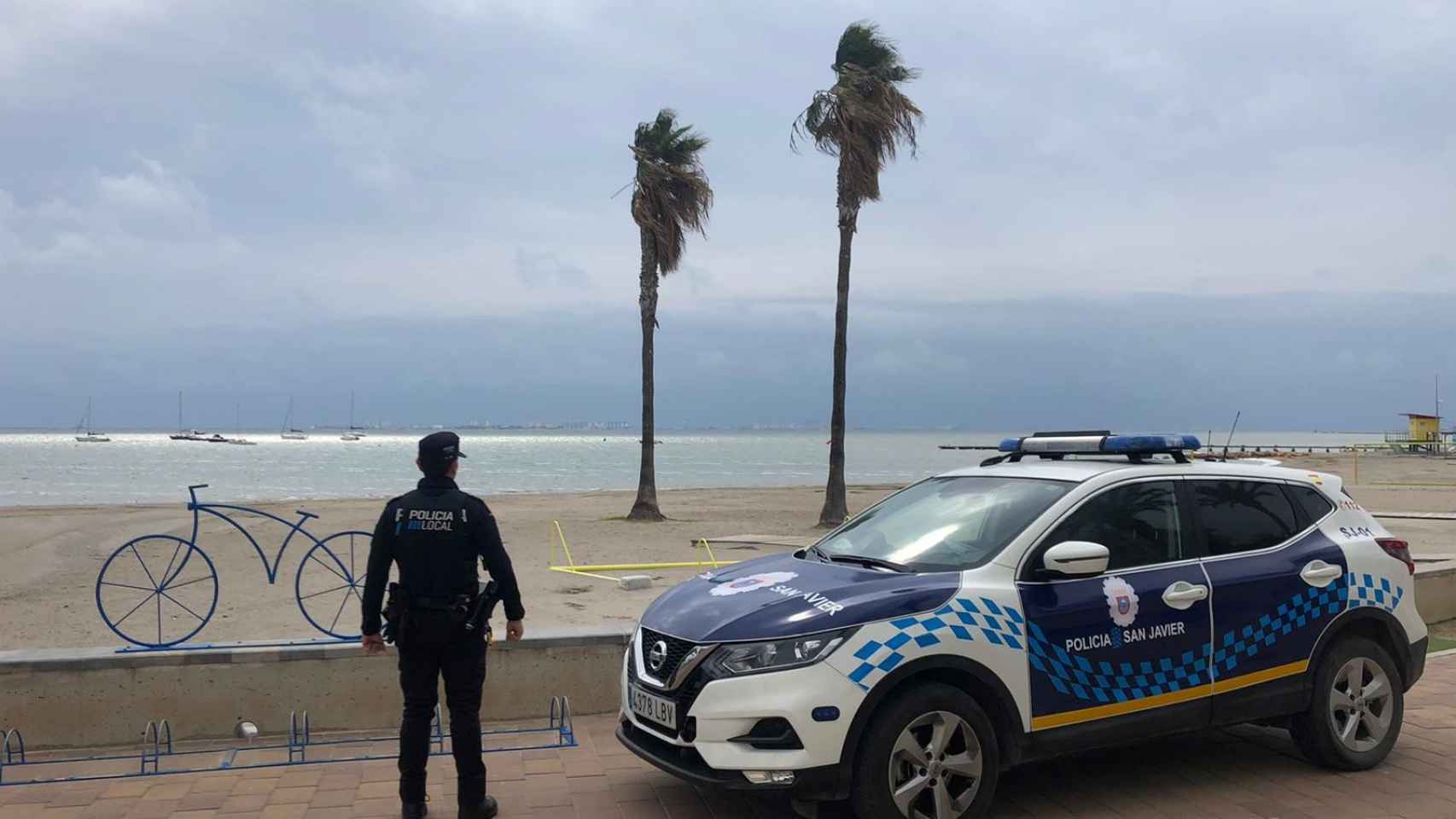 Un agente de la Policía Local de San Javier durante una patrulla en la playa.