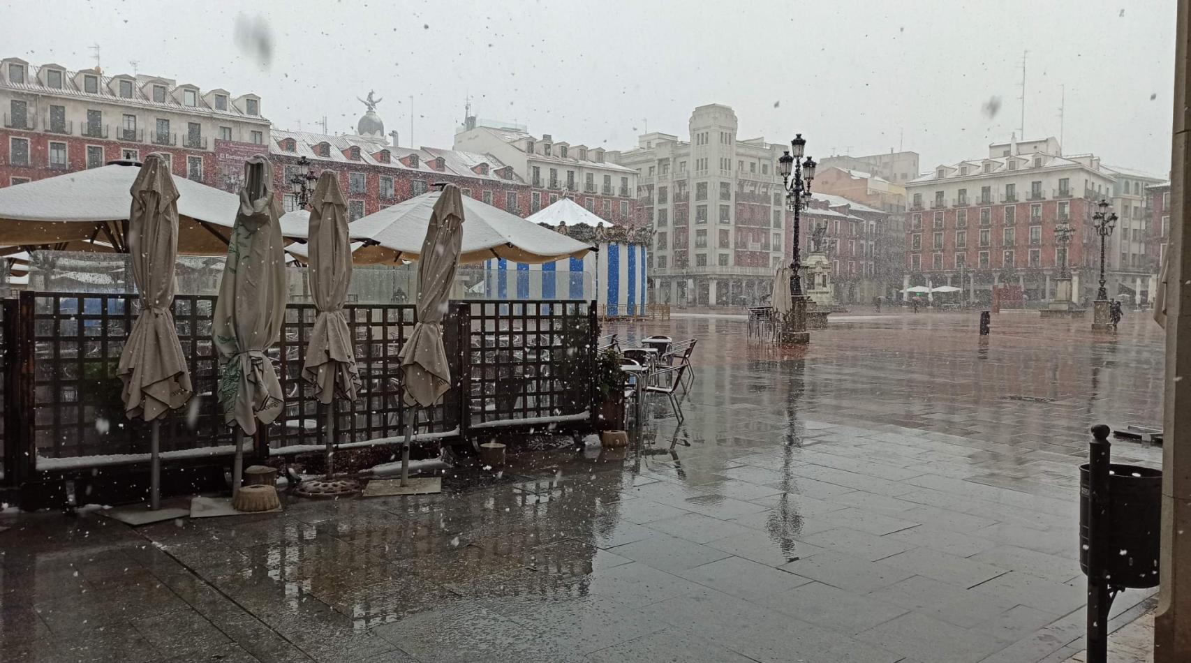 Imagen de la nieve cayendo en la plaza Mayor de Valladolid