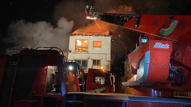 El fuego destruye dos viviendas en León en mitad de una nevada