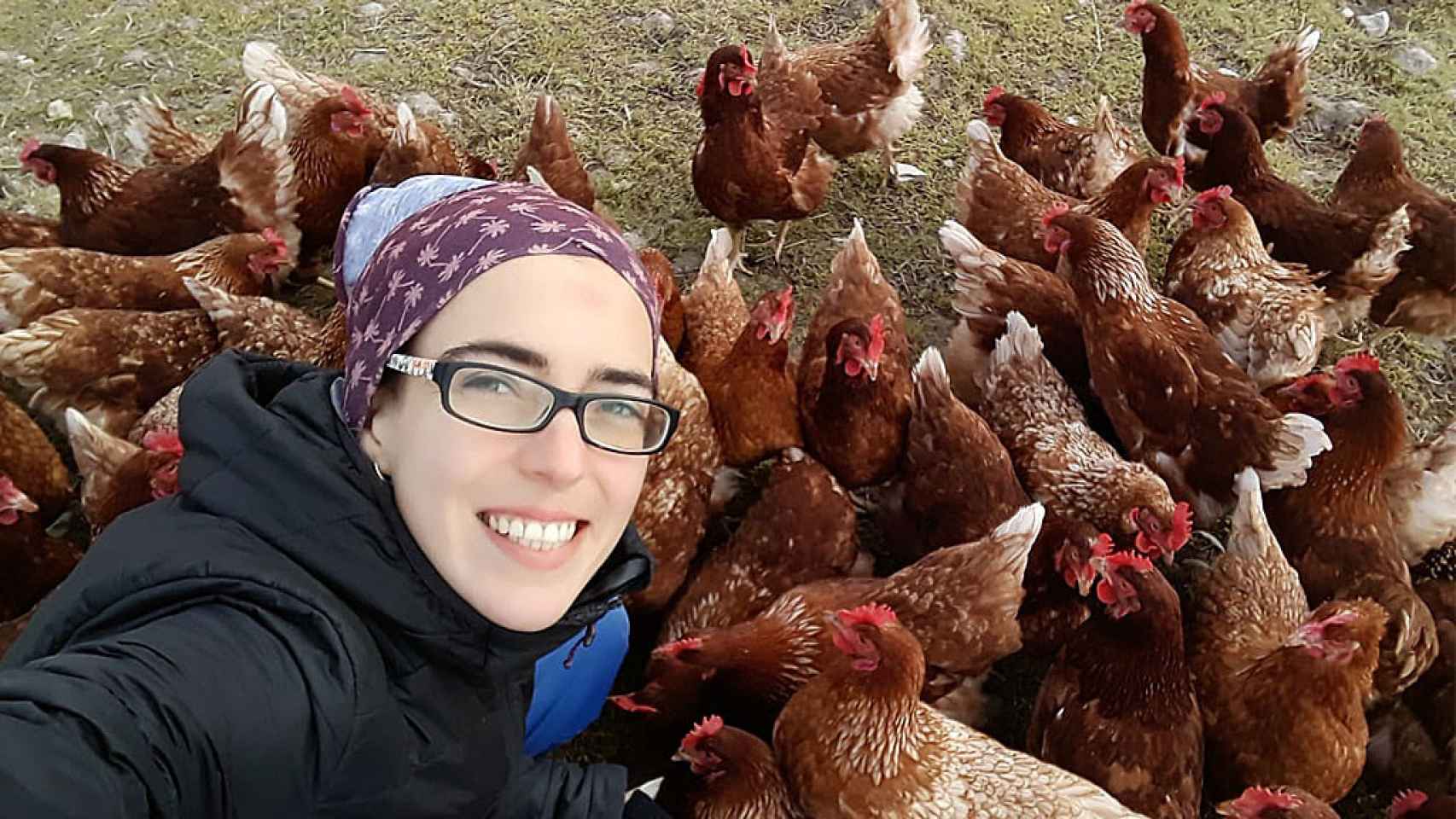 Laura Polo con sus gallinas