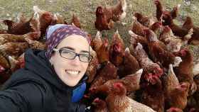 Laura Polo con sus gallinas