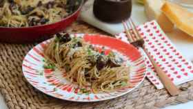 Espaguetis con salsa de champiñones al ajillo, receta tan fácil como deliciosa