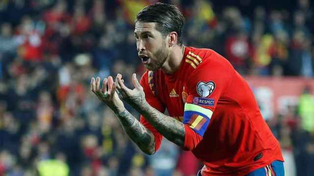 Sergio Ramos celebra un gol con España.