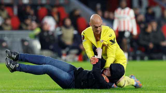 Dmitrovic, agredido por un aficionado del PSV