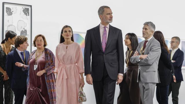 Los reyes Felipe VI y Letizia visitan ARCO acompañados por la directora de la feria, Maribel López, el ministro del Interior, Fernando Grande-Marlaska, y el alcalde de Madrid, José Luis Martínez-Almeida. Foto: EFE/Daniel González