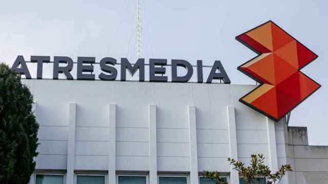 Letras y logo de Atresmedia en lo alto de la sede del grupo de comunicación Atresmedia en San Sebastián de los Reyes, en Madrid.