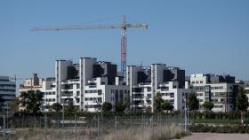 Una grúa en una zona de construcción de edificios