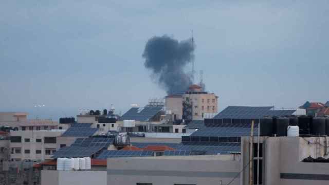 Imagen tomada tras el ataque aéreo israelí en la ciudad de Gaza.