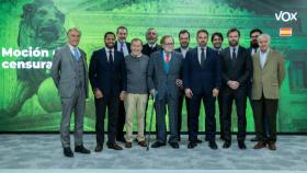 Ramón Tamames, candidato a la Presidencia del Gobierno, junto a sus colaboradores y dirigentes de Vox.