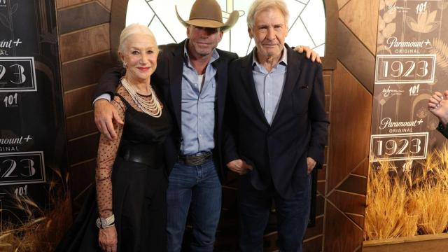 Taylor Sheridan junto a Harrison Ford y Helen Mirren en la premiere de '1923'.