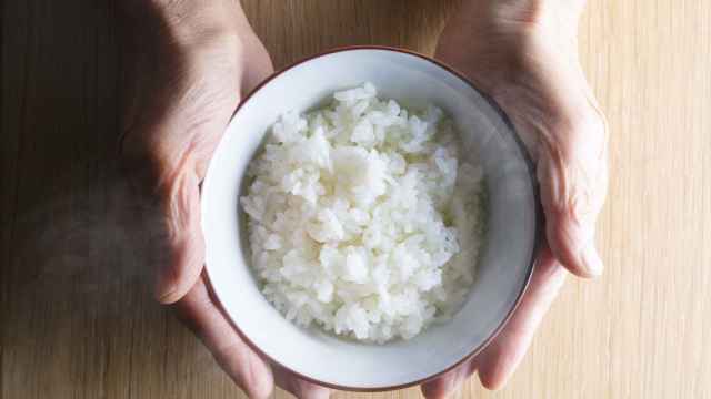 Un cuenco con arroz blanco.