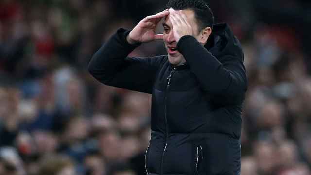Xavi Hernández se lamenta de una ocasión fallada en Old Trafford