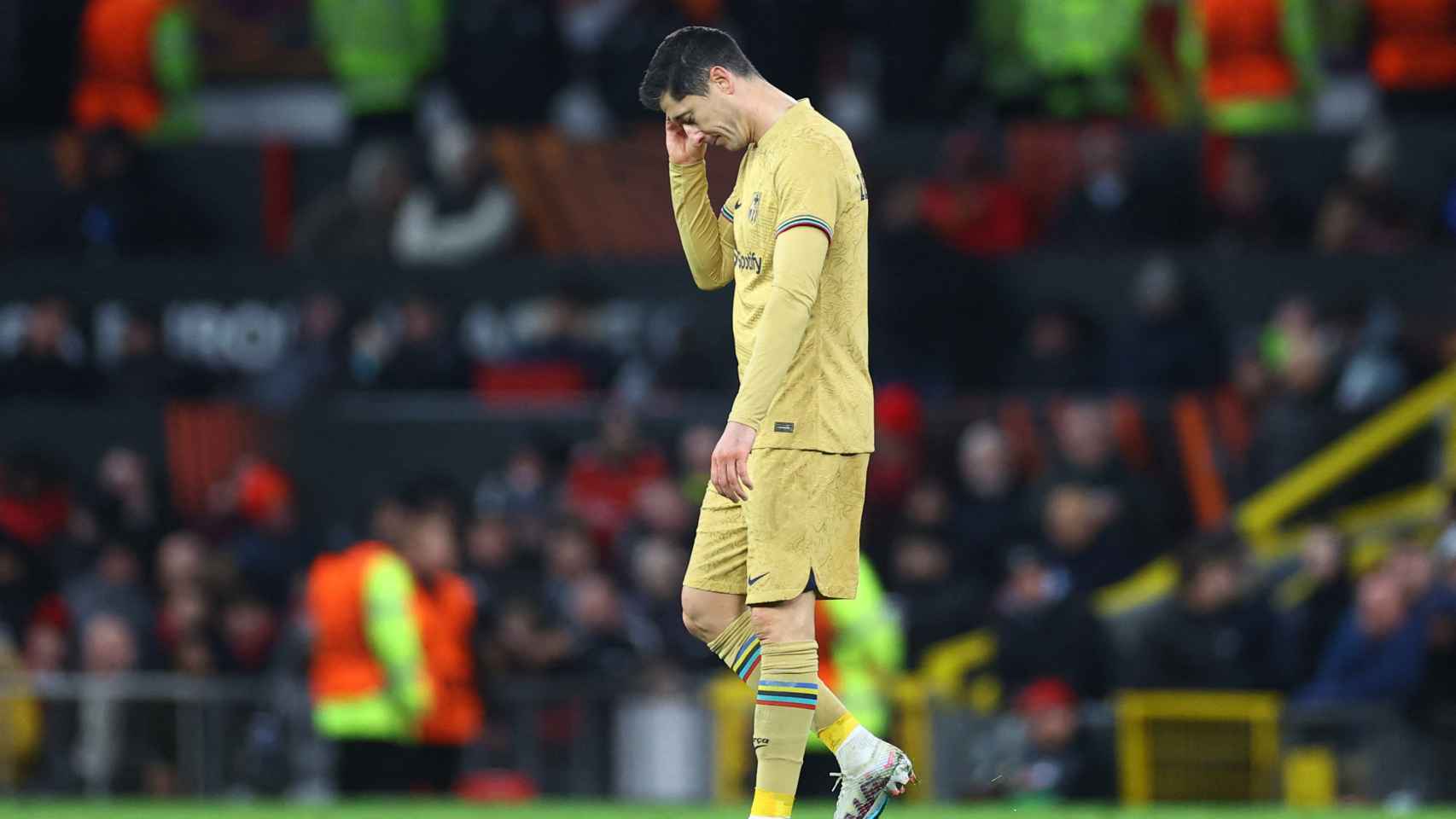 Robert Lewandowski se lamenta de la eliminación del Barça ante el Manchester United en Europa League