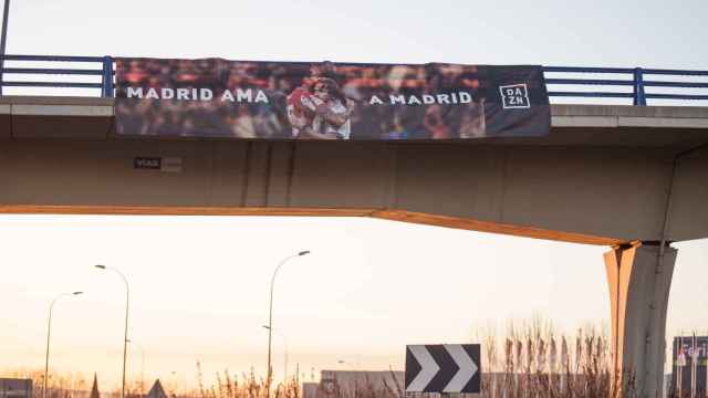La pancarta con el lema Madrid ama a Madrid.