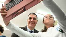 Sánchez tomándose una foto con una alumna del CEIP Lope de Vega, Badajoz.