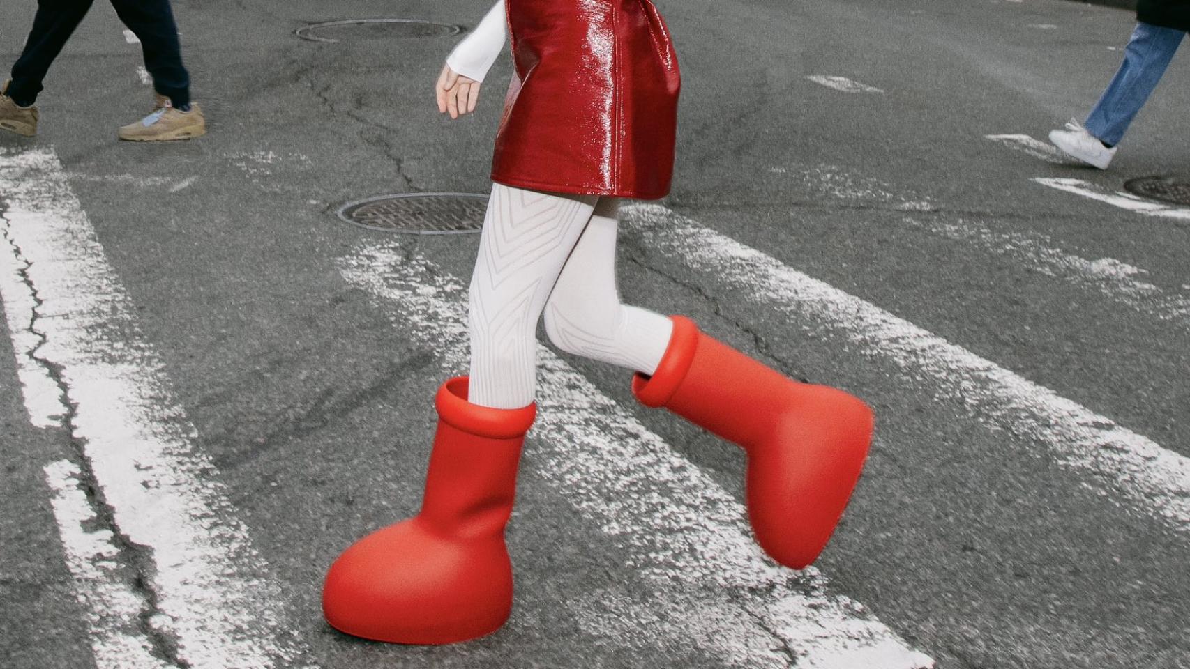 Saca la aseguranza Inspección justa Quién firma las botas rojas XXL que triunfan en las calles de Nueva York?