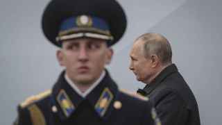 El presidente ruso, Vladímir Putin, llega a la Plaza Roja de Moscú para asistir al desfile militar con motivo del Día de la Victoria.