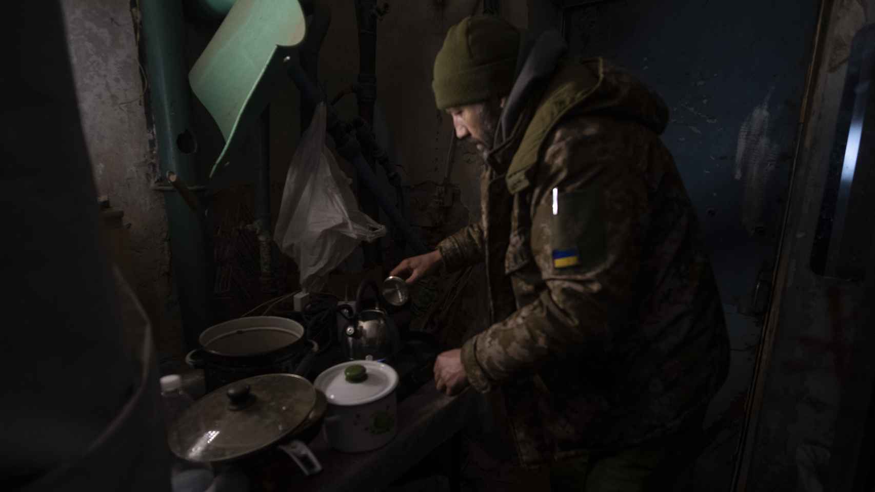 Un soldado ucraniano preparando café en Bakhmut, la ciudad cercada por el Ejército de Putin que vive a 750 metros de las líneas rusas.