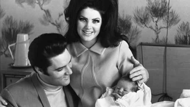 Priscilla y Elvis Presley, con su hija recién nacida, Lisa Marie.