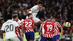 Álvaro Rodríguez cabecea a gol un saque de esquina de Luka Modric.