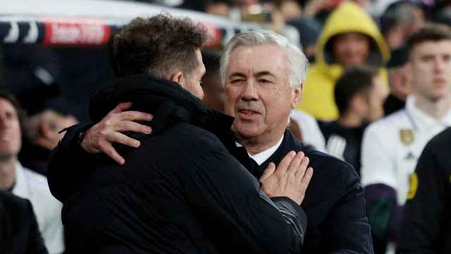 Carlo Ancelotti saluda a Simeone antes del derbi.