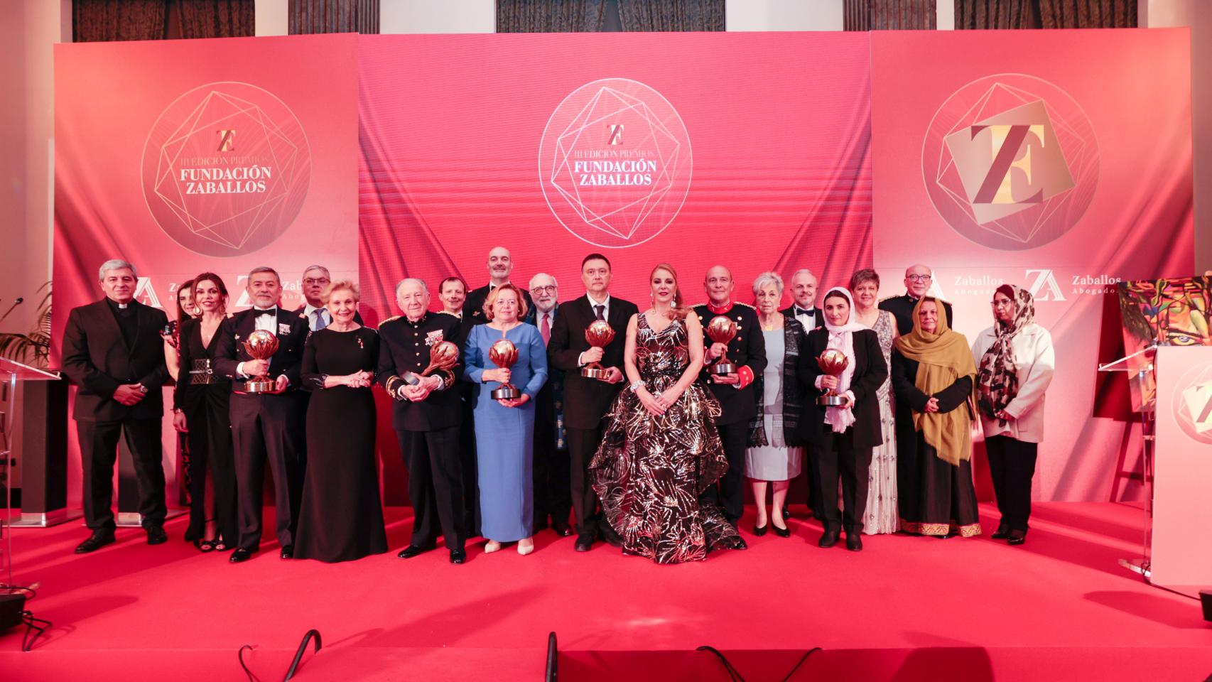 Fotografía de grupo con todos los galardonados o sus representantes posando con Emilia Zaballos.