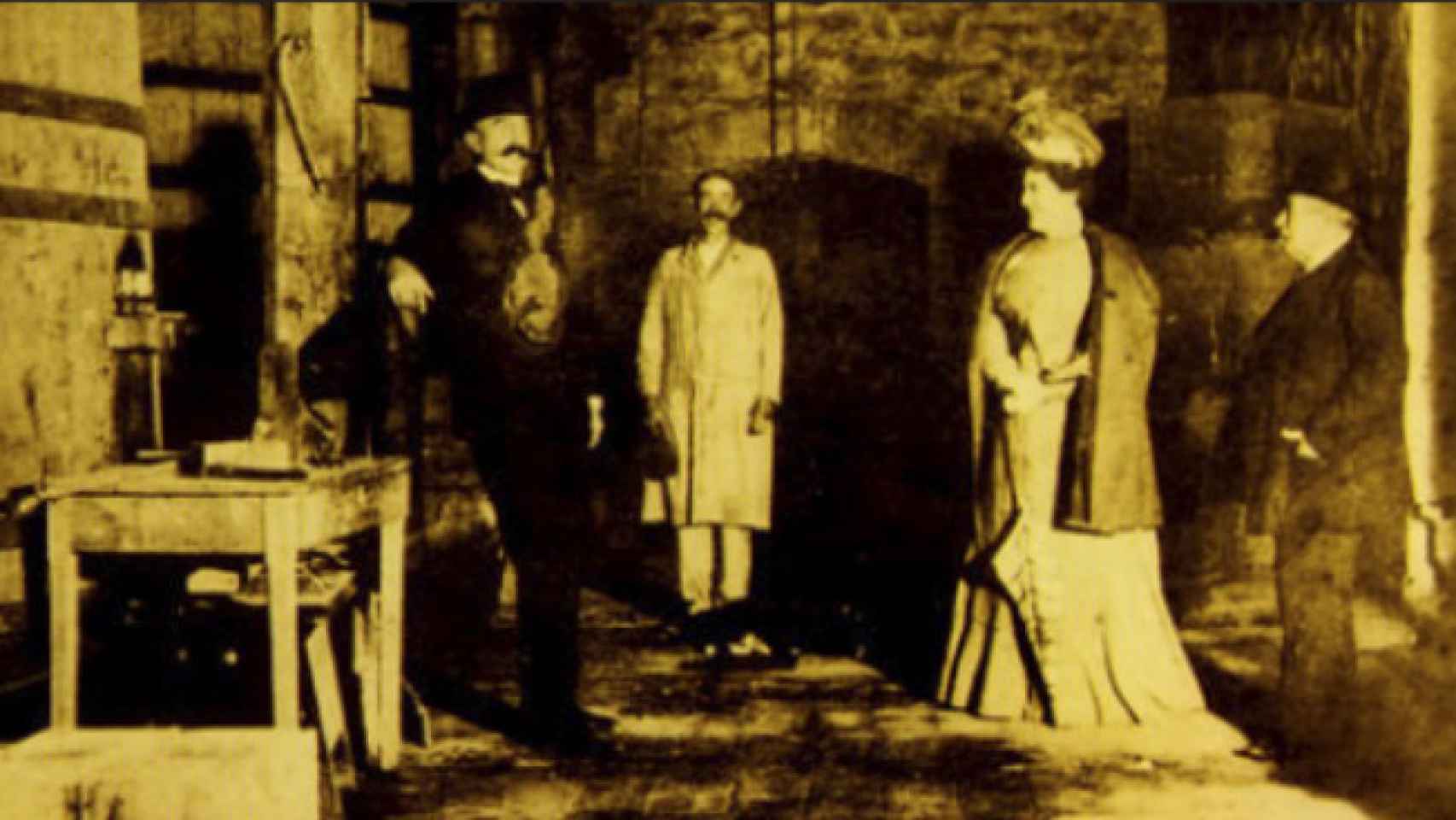 Espartero (a la dcha.) y Jacinta, con Murrieta (a la izda. del todo), en las bodegas.