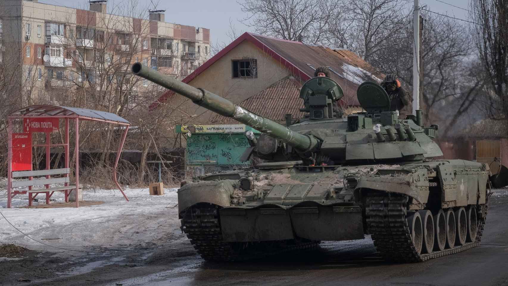 Un tanque ucraniano por las calles de Bakhmut.