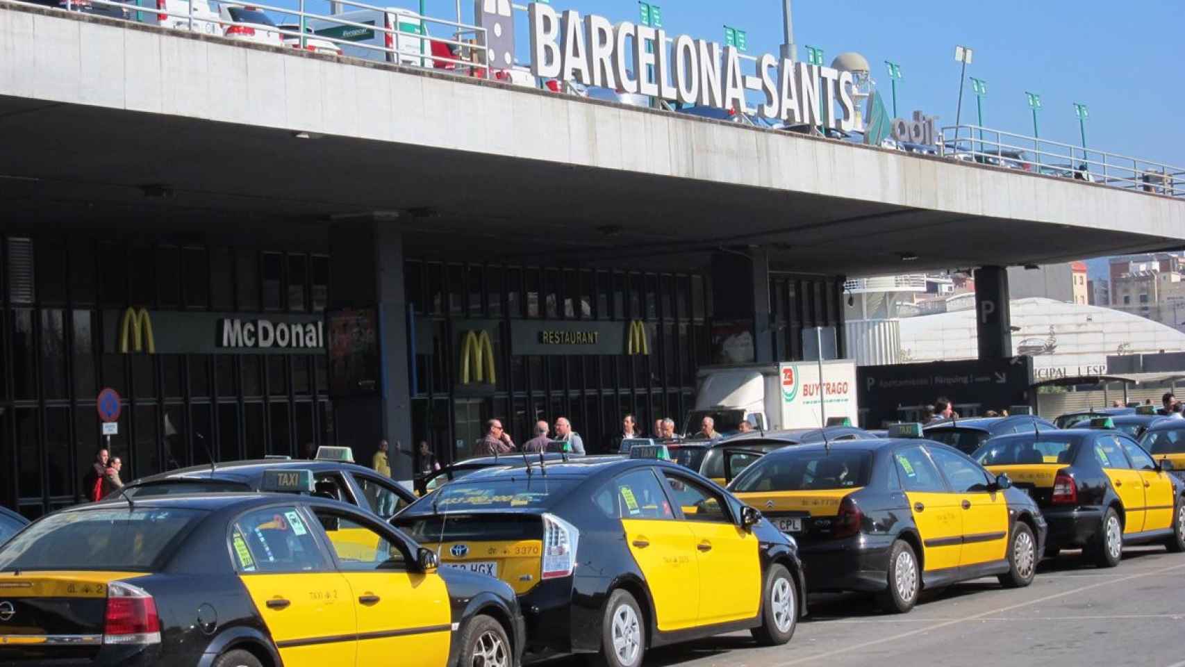 Taxis a la salida de la estación Barcelona Sants.