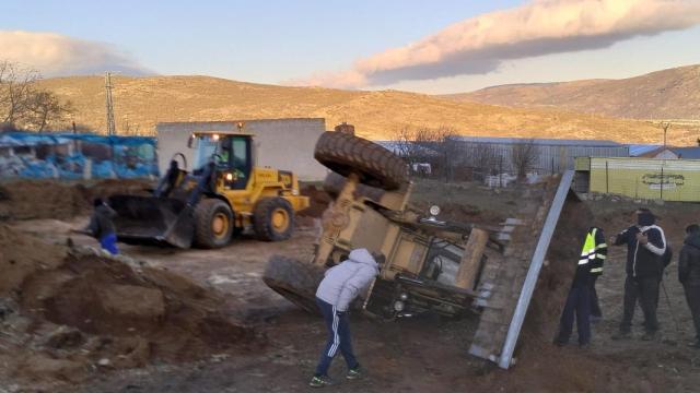 Imagen del vehículo volcado en Las Navas del Marqués.