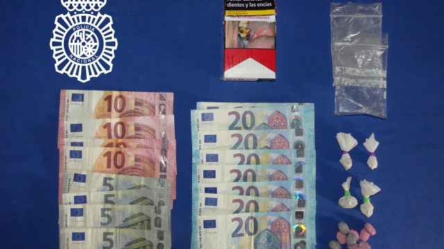 Droga y dinero intervenidos por la Policía Nacional al detenido en la zona de ocio