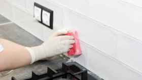 El truco viral de una 'tiktoker' para dejar los azulejos de la cocina y el baño relucientes.