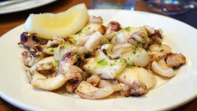 La auténtica receta de calamares al ajillo.