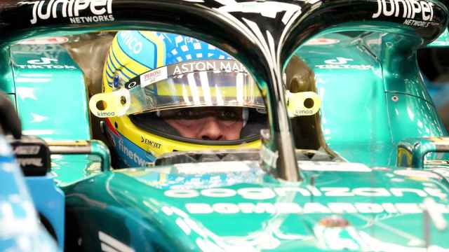 Fernando Alonso, con su Aston Martin en los test de pretemporada de Bahréin 2023