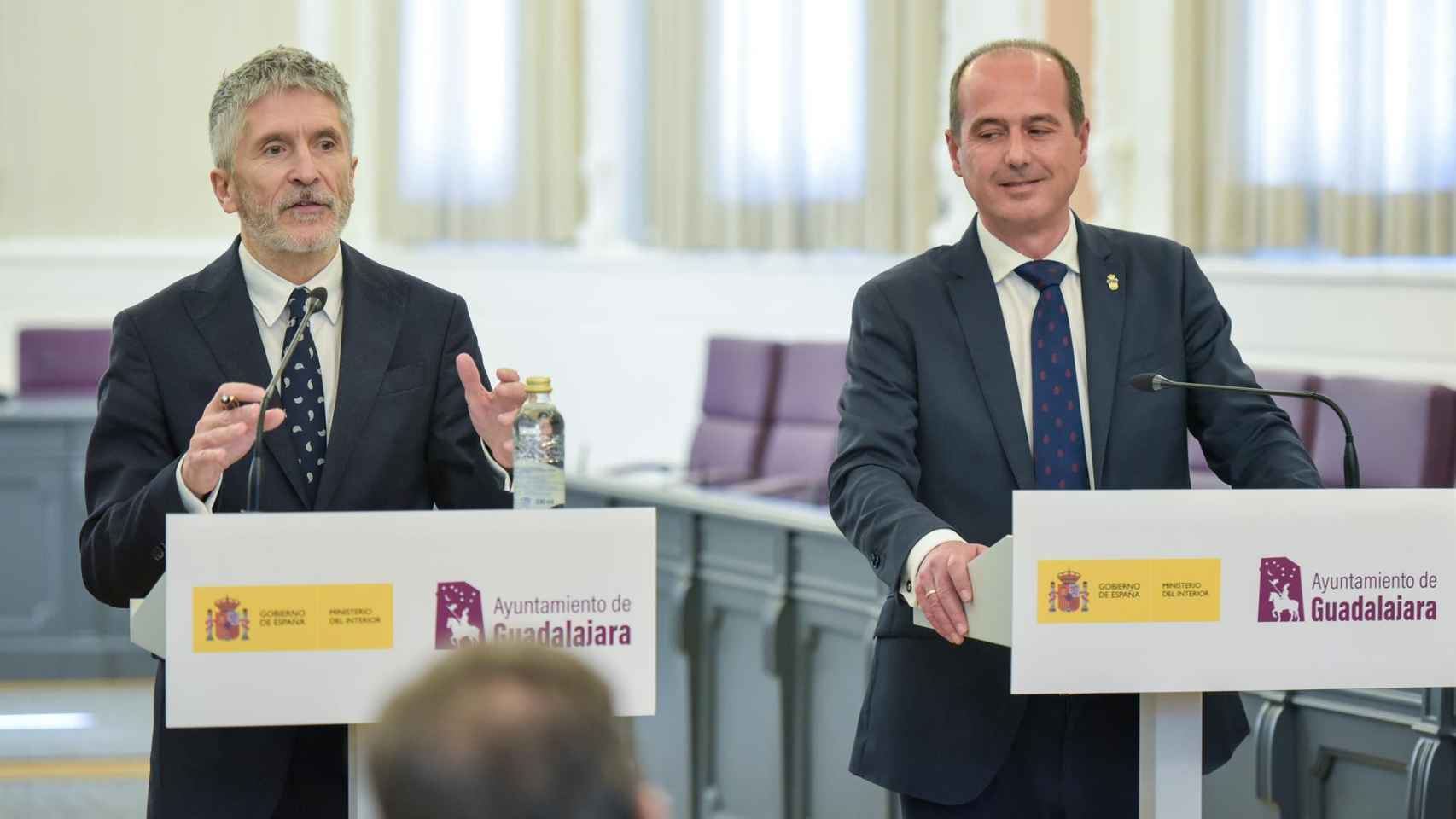 El ministro del Interior, Fernando Grande-Marlaska, y el alcalde de Guadalajara, Alberto Rojo, este lunes en la capital alcarreña