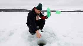El pescador indígena Mike Diabo instala un aparejo de pesca en el hielo de un lago de la Reserva Kitigan Zibi Anishinabeg.