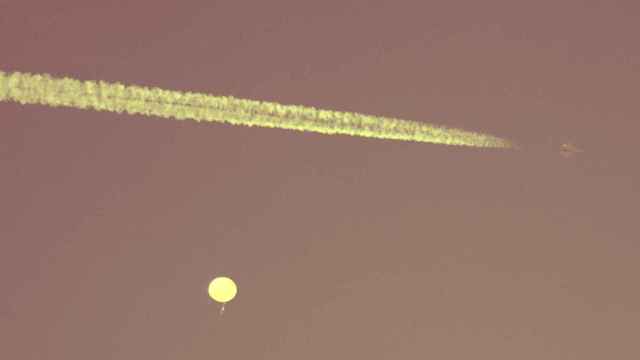 Un avión vuela junto a un presunto globo espía chino mientras flota frente a la costa de Carolina del Sur.