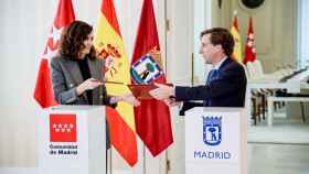 La presidenta de la Comunidad de Madrid, Isabel Díaz Ayuso, y el alcalde de Madrid, José Luis Martínez-Almeida, durante la firma de un convenio en febrero.