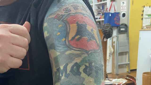 Detalle del brazo tatuado del estadounidense.