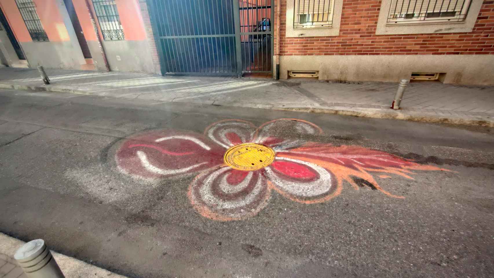 Una alcantarilla pintada en la calle Tablada.