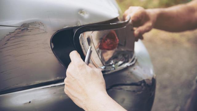 Un coche con el retrovisor trasero roto, en imagen de archivo.