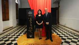 Julia Parra y Carlos Creuheras, en la presentación en Alicante del premio Azorín.