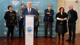 El presidente del CES, Enrique Cabero, junto con los representantes de la CEOE y los sindicatos, en la rueda de prensa de este martes.