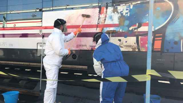 Imagen de archivo de la limpieza de un grafiti en un tren