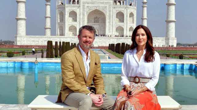 Federico y Mary de Dinamarca frente al Taj Mahal.