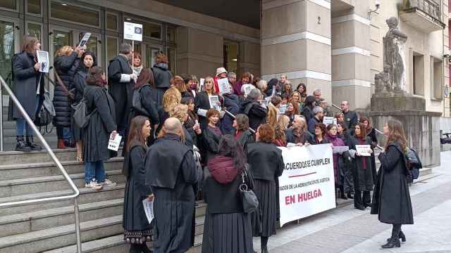 Concentración de letrados de la Administración de Justicia en el Palacio de Justicia de Bilbao el pasado lunes 27 de febrero./