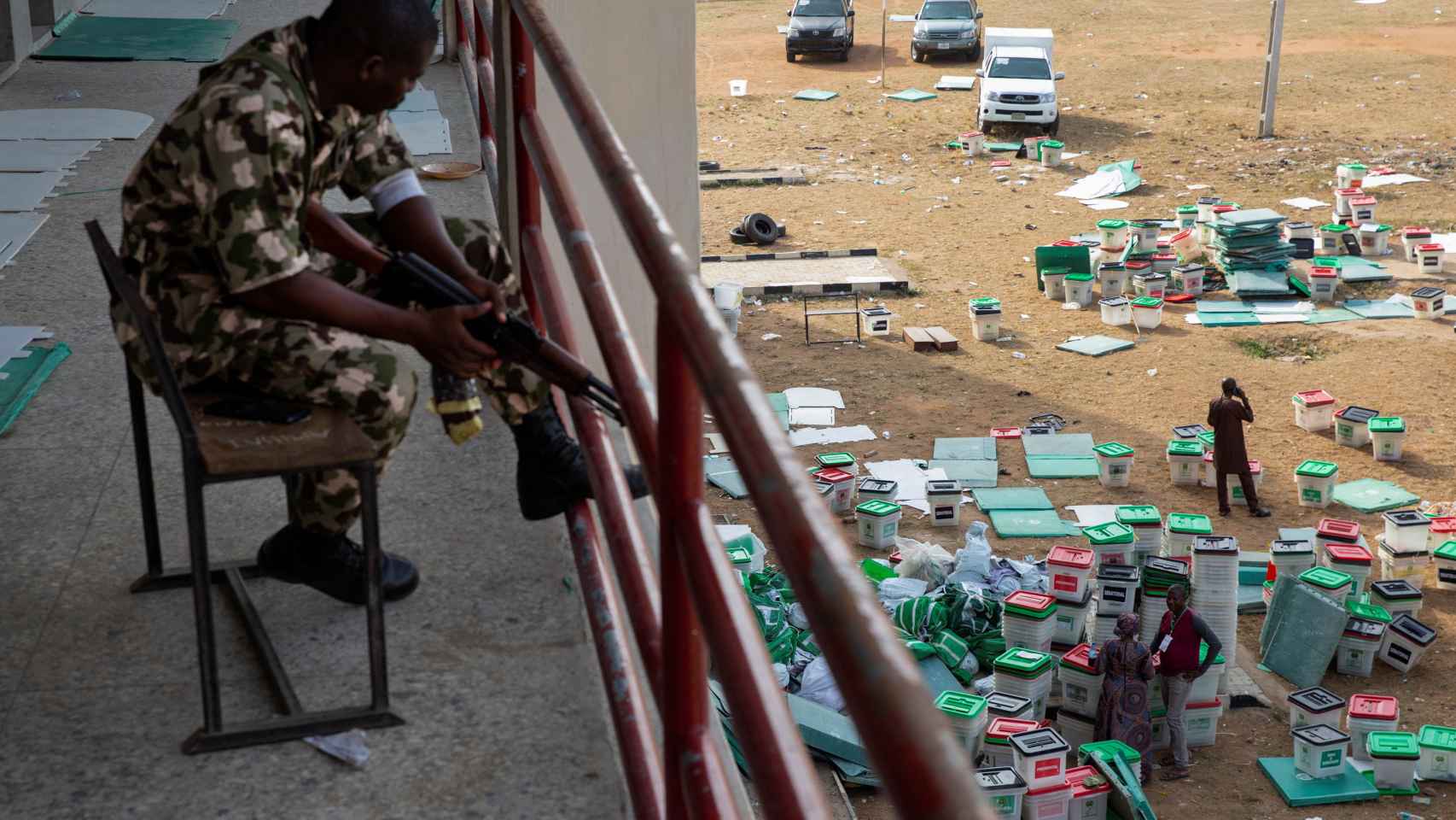 La policía nigeriana vigila los centros electorales en Nigeria ante un contexto de inseguridad.