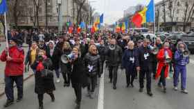 Moldavos se manifiestan en Chisinau, la capital.